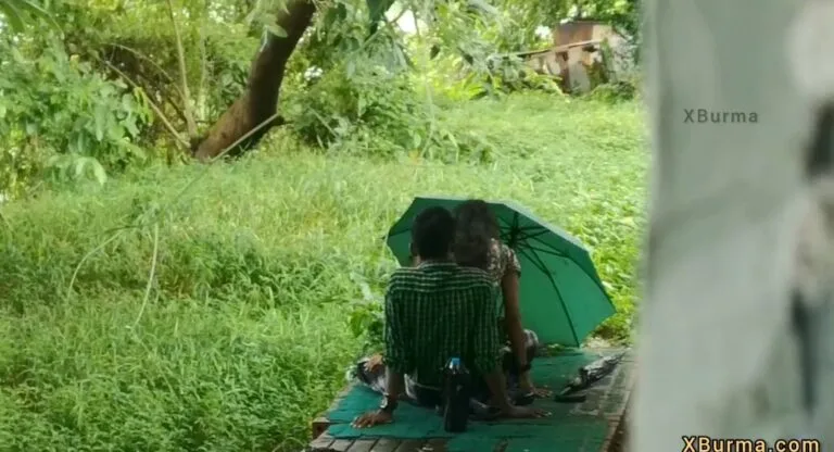 မြစ်နဘေးကစုံတွဲ ချောင်းရိုက်