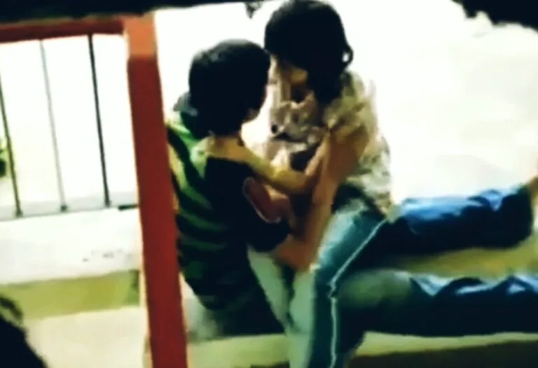 လှေခါးပေါ်က ကျောင်းသူ စုံတွဲ