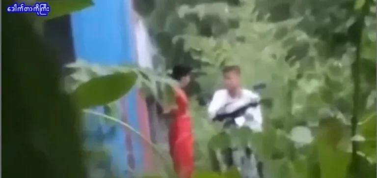 ခြုံထဲ ဆိုင်ကယ်ကြည့်ရင်း ခိုးစားတဲ့ စုံတွဲ