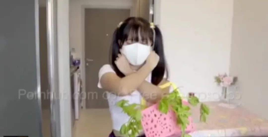 အိမ်ဖော်မလေး စျေးဝယ်နောက်ကျလို့ အပြစ်ပေးခံရ