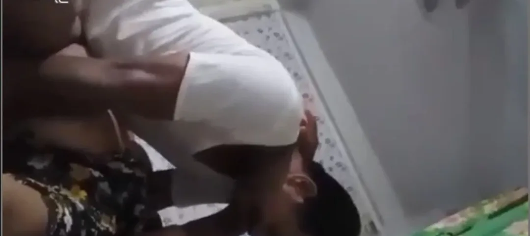 အိမ်လာလည်တဲ့ ခင်မလေးကို ဆွဲလိုးတဲ့ စားဘဲကြီး