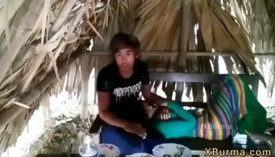 ရွာသူလေးကို ထမင်းစားပြီး ရှယ်တွယ်တဲ့ အပြာကား