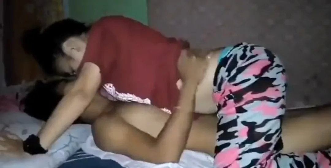 အိပ်ရင်းရေသောက်ချင်တဲ့ ရေဆာမလေး ဖီးတက်ပုံလေး