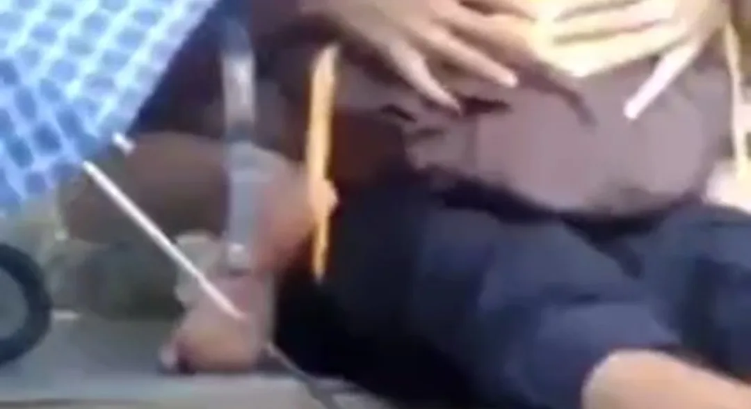 အရည်တွေသုတ်ပေး ခိုင်းတဲ့ ဆော်လေး