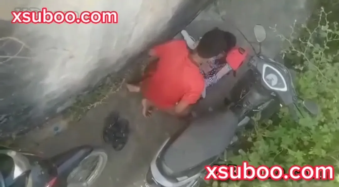 လမ်းဘေးမှာ ဆိုင်ကယ်ရပ်ပြီးလိုး