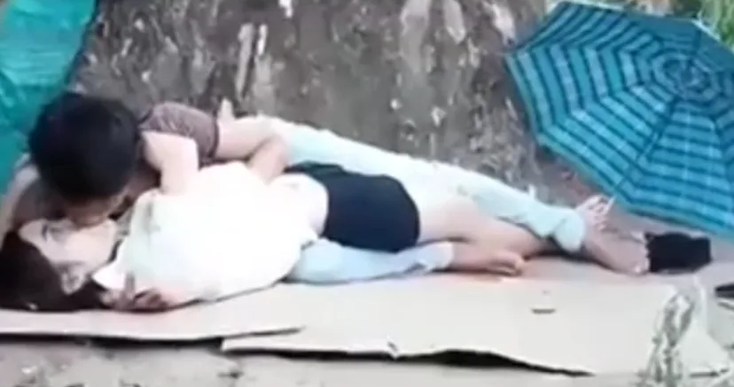 ဟော်တည်ခ မရှိတဲ့ စုံတွဲ အပင်အောက်မှာ နွဲ