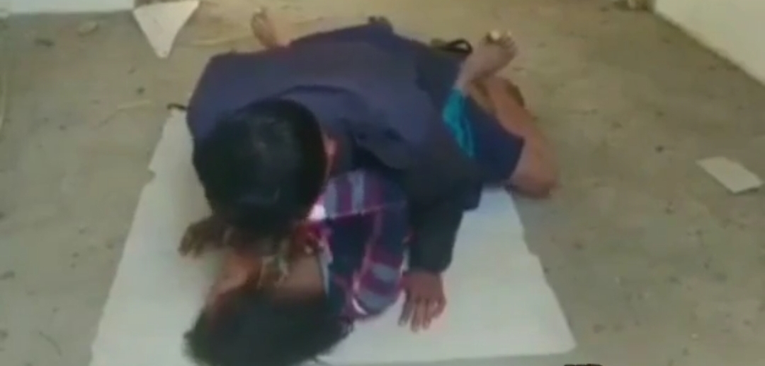ဖာသည်မကို ရှယ်တွယ်တဲ့ သူငယ်ချင်းကို ကူညီပေး